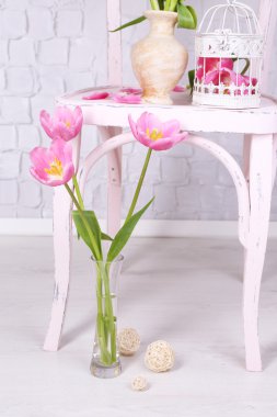 Gri duvar zemininde güzel pembe laleler