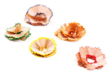 renkli kurşun kalem talaşı, üzerinde beyaz izole