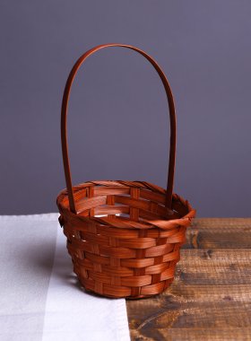 Boş sepet koyu arka plan üzerinde ahşap tablo