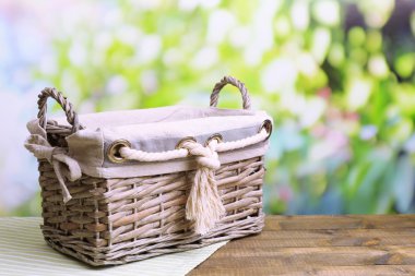 Boş sepet parlak zemin üzerine ahşap tablo