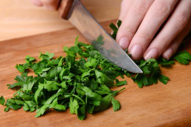 ahşap tahta yakın çekim üzerine kıyılmış maydanoz