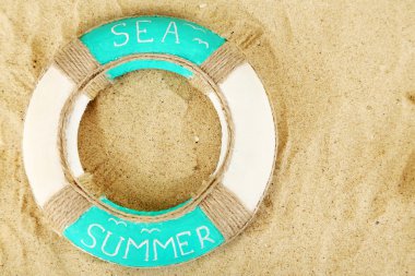 Lifebuoy üzerinde kum, yakın çekim