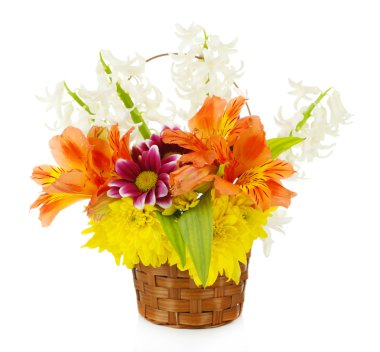 hasır sepet, güzel çiçekler üzerinde beyaz izole
