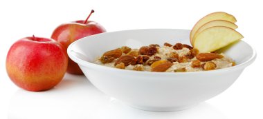 lezzetli yulaf ezmesi kuru üzüm ve elma üzerine beyaz izole