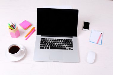 ahşap masa üzerinde açık dizüstü bilgisayar ile ofis işyeri