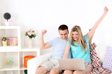 sevgi dolu çift ile dizüstü bilgisayarda ev iç arka koltukta oturan