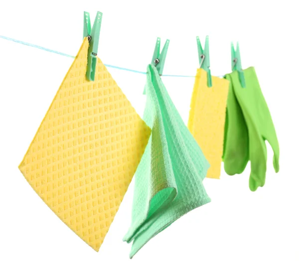 Küchenschwämme und Gummihandschuhe hängen an Seilen isoliert auf weiß — Stockfoto