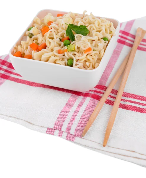 Tasty instant noodles with vegetables in bowl on table close-up — Stock Photo, Image