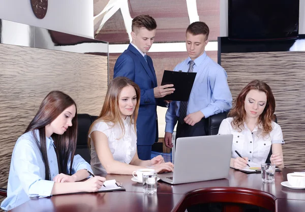 Zakenmensen in de vergaderzaal — Stockfoto