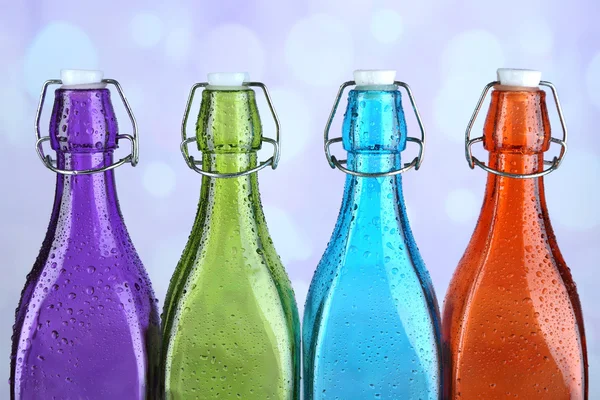Bunte Flaschen auf hellem Hintergrund — Stockfoto