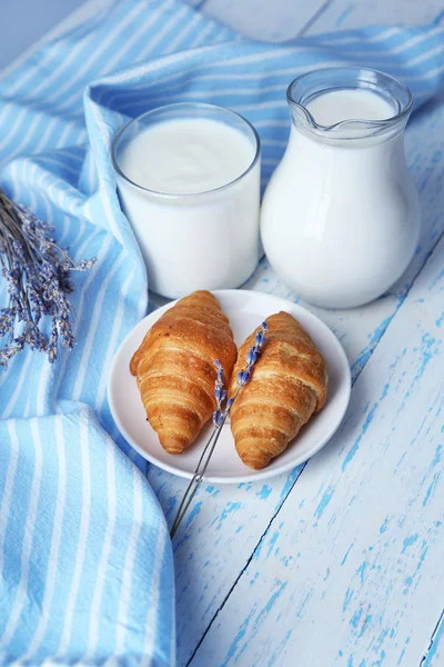 自制酸奶在水罐和木桌背景上美味的牛角面包 — 图库照片