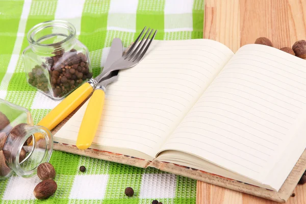 Libro de recetas en blanco sobre fondo brillante — Foto de Stock