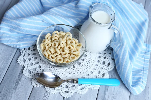 Yogurt fatto in casa e deliziosi cereali in ciotola su sfondo tavolo di legno — Foto Stock