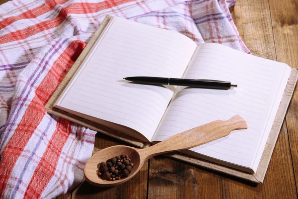 Libro de recetas en blanco sobre fondo de mesa de madera — Foto de Stock