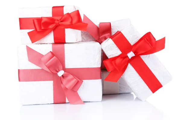 Hermosos regalos con cintas rojas, aislados en blanco — Foto de Stock