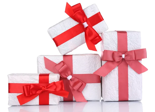Piros szalagokkal, elszigetelt fehér gyönyörű ajándék — Stock Fotó