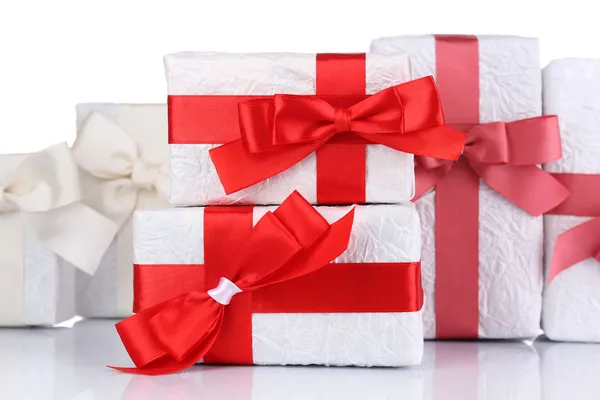 Hermosos regalos con cintas rojas, aislados en blanco — Foto de Stock