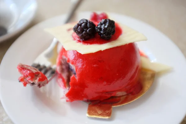 Tasty cake with berries on table in cafe — Stock Photo, Image