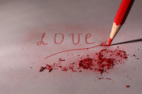 Слова Любовь и сломанный карандаш на бумаге, закрыть — стоковое фото
