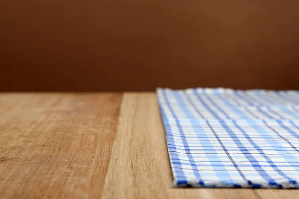 Arrière-plan avec table et nappe en bois — Photo