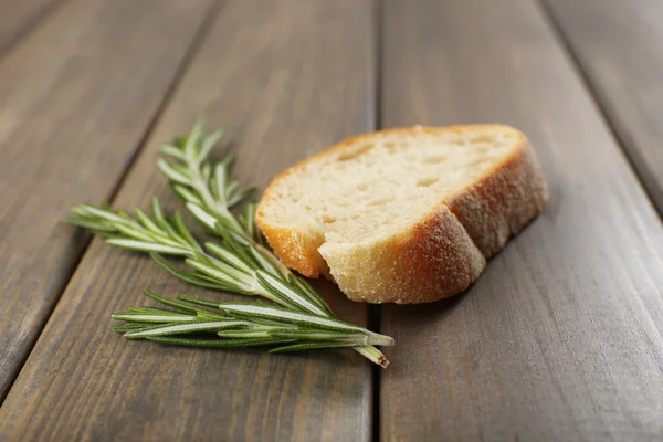 Pão fresco e alecrim — Fotografia de Stock