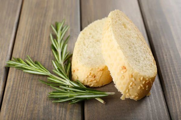 Pão fresco e alecrim — Fotografia de Stock