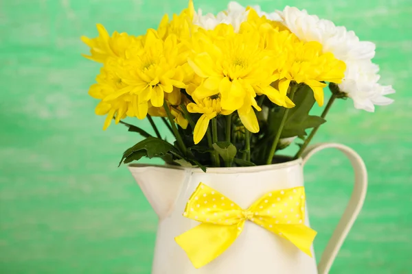 Hermosas flores de crisantemo en jarra sobre fondo de madera — Foto de Stock