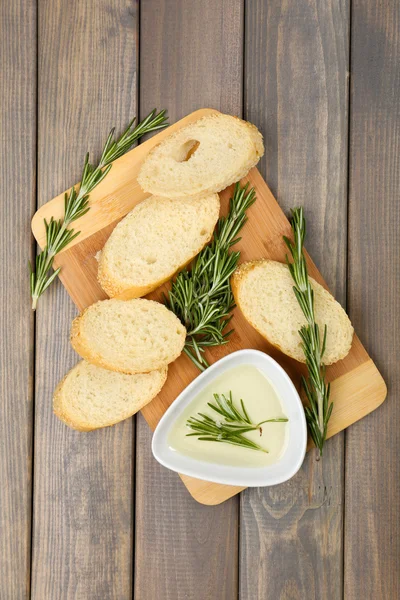 Zeytinyağlı taze ekmek ve ahşap masada biberiye. — Stok fotoğraf