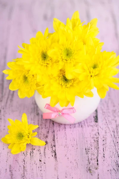 Krásný chrysanthemum květiny ve váze na dřevěný stůl detail — Stock fotografie