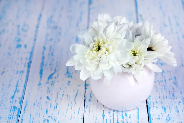 Bellissimi fiori di crisantemo in vaso su tavolo di legno primo piano — Foto Stock