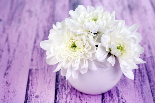 美丽的菊花插在花瓶里的木桌特写 — 图库照片