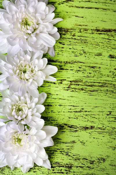 Schöne Chrysanthemenblüten auf Holztisch in Großaufnahme — Stockfoto