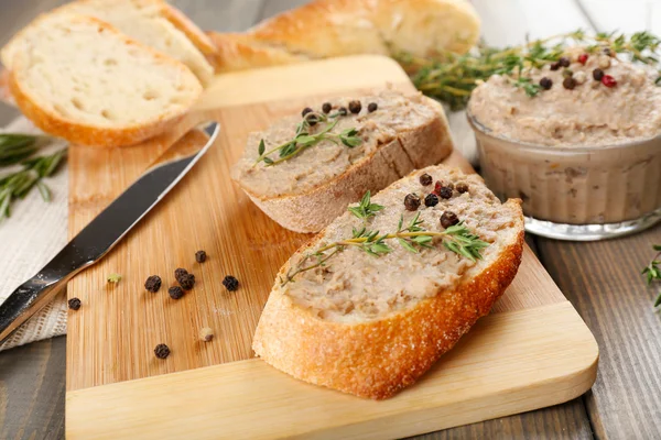 Paté fresco con pan en mesa de madera —  Fotos de Stock