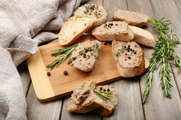 Pate fresco com pão na mesa de madeira — Fotografia de Stock