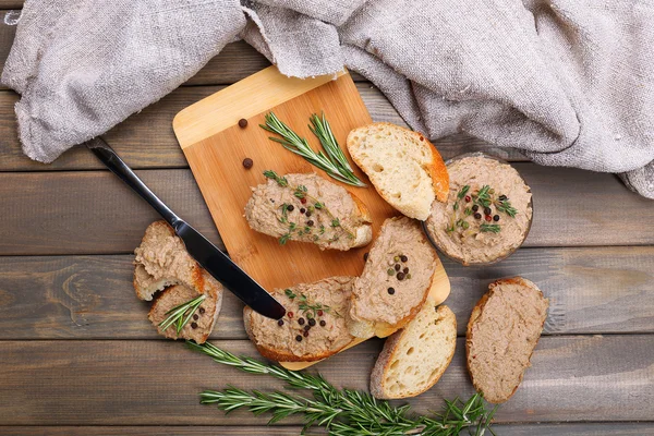 Pate segar dengan roti di atas meja kayu — Stok Foto