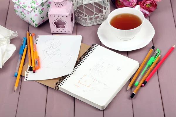 Compoziție cu notebook-uri și creioane pe masa de lemn aproape — Fotografie, imagine de stoc
