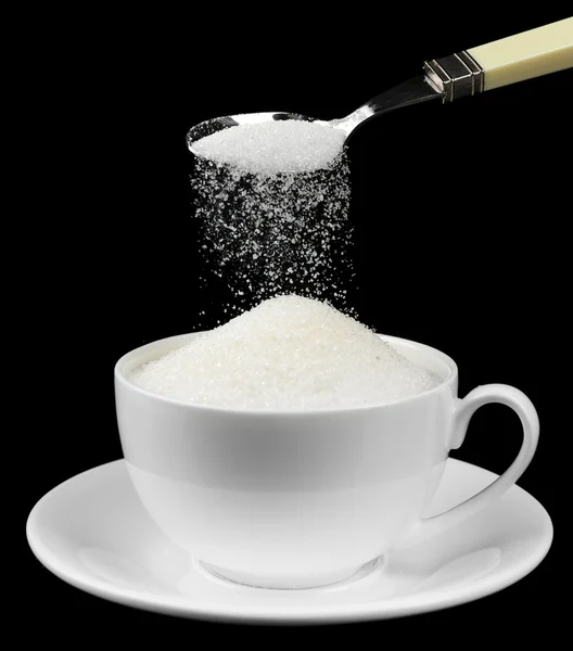 Сахар в чашке изолированы на черный — стоковое фото