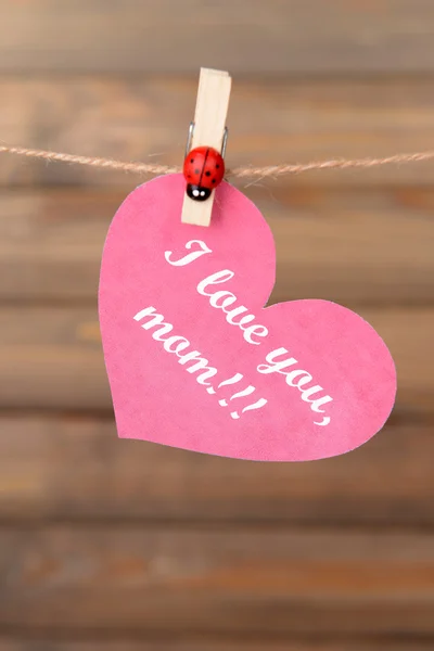 Feliz Día de las Madres mensaje escrito en papel corazón sobre fondo marrón — Foto de Stock