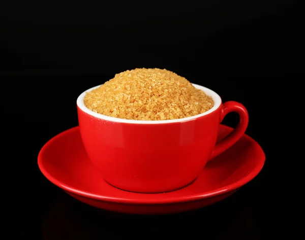 Zucchero in tazza isolato su nero — Foto Stock