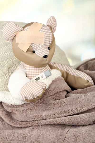 Nemocný medvěd v posteli detail — Stock fotografie
