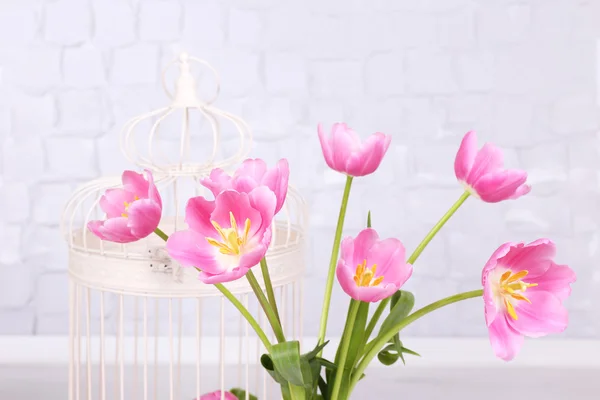 Schöne rosa Tulpen auf grauem Wandhintergrund — Stockfoto