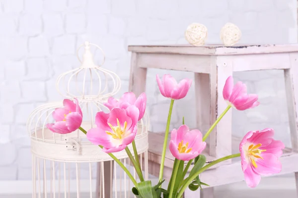 Hermosos tulipanes rosados sobre fondo gris — Foto de Stock