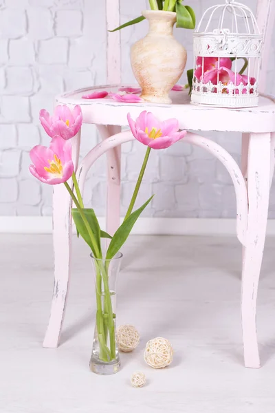 Beautiful pink tulips on grey wall background — Stock Photo, Image