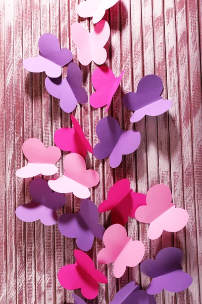 Papel cortado mariposas, sobre fondo de madera —  Fotos de Stock