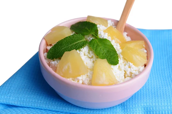 Bowl of tasty cottage cheese with pineapple, close up — Stock Photo, Image