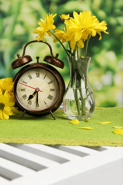 Reloj despertador digital sobre mesa, sobre fondo natural —  Fotos de Stock