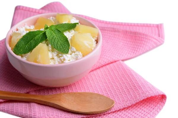 Bowl of tasty cottage cheese with pineapple, close up — Stock Photo, Image