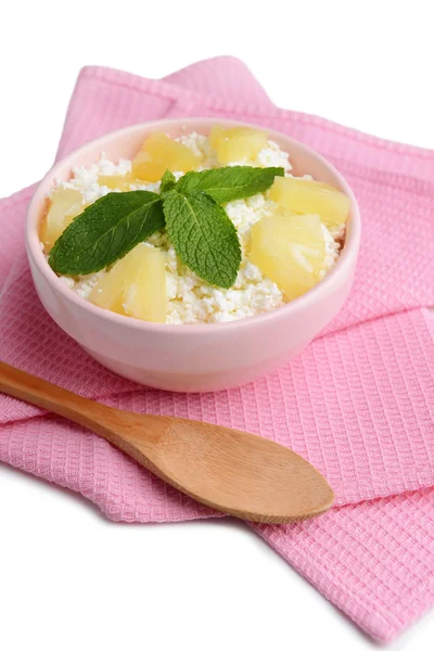 Bowl of tasty cottage cheese with pineapple, close up — Stock Photo, Image