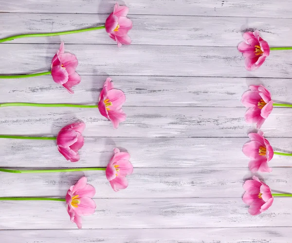 Hermosas flores sobre fondo de madera de color — Foto de Stock