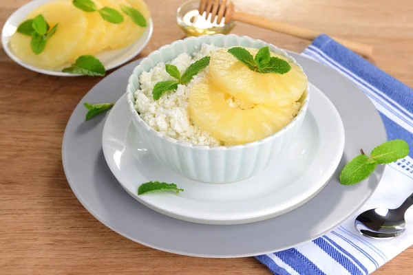Kase lezzetli peynir ile ananas ahşap tablo — Stok fotoğraf